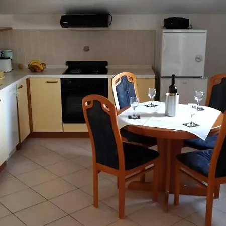 Apartment Fuer Fuenf Personen Mit Balkon *