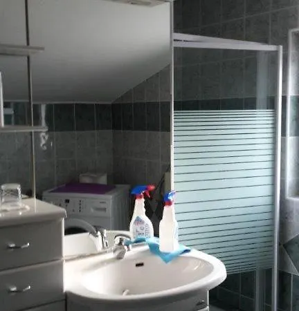 Apartment Fuer Fuenf Personen Mit Balkon Vinjerac