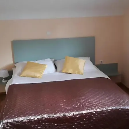 Fuer Fuenf Personen Mit Balkon Apartment Vinjerac