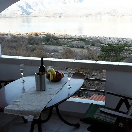 Apartment Fuer Fuenf Personen Mit Balkon Vinjerac